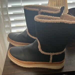 Toms Makenna Black Suede Leather faux shearling boots size 8.5